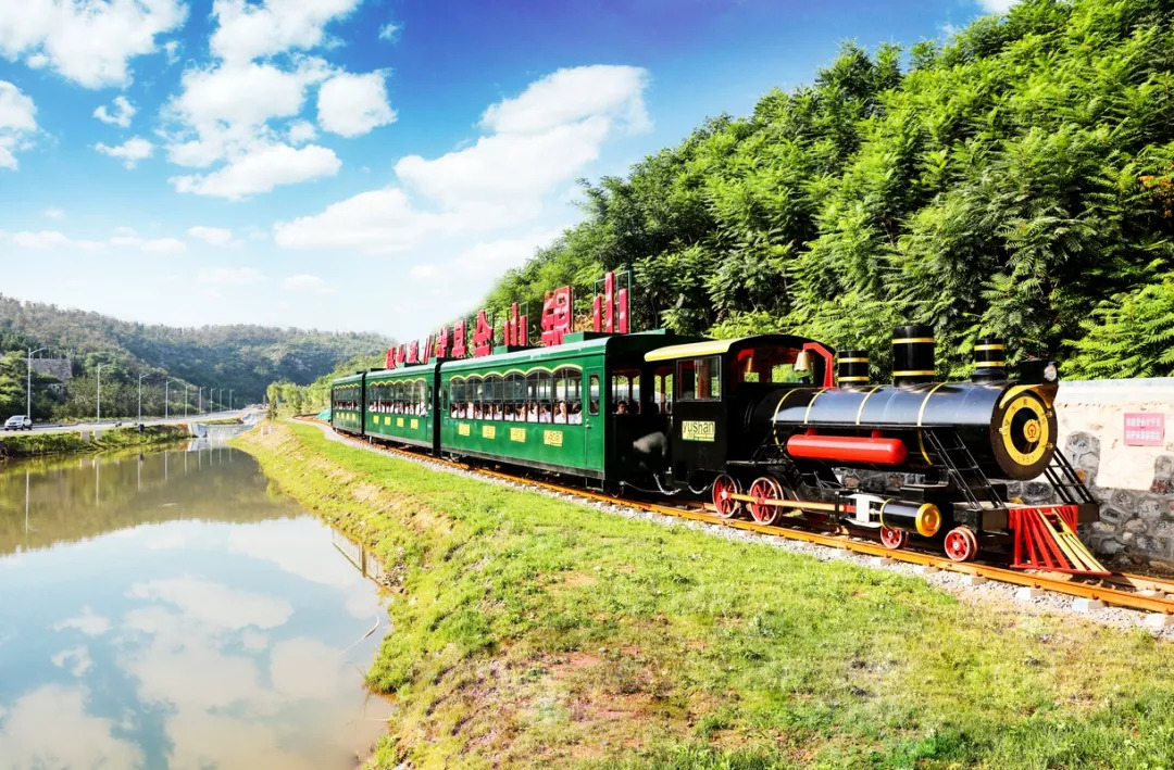 如月湖湿地公园  绿水青山号小火车   艰苦创业六十载,绿水青山变金山
