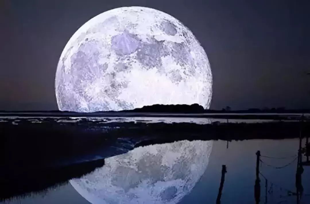 ——戎昱《中秋夜登楼望月寄人》 月是故乡明, 人是家乡亲, 每次在
