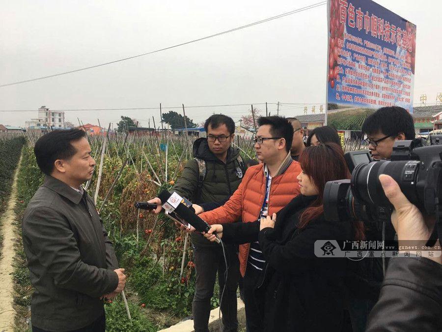 田阳县县长黄国哲介绍田阳县解决易地搬迁贫困户脱贫摘帽的情况.