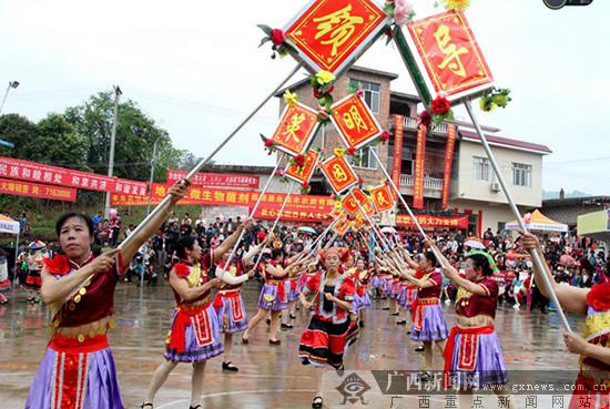 五登村村民自創自演演的傳統文化節目.廣西新聞網記者 陳創明攝