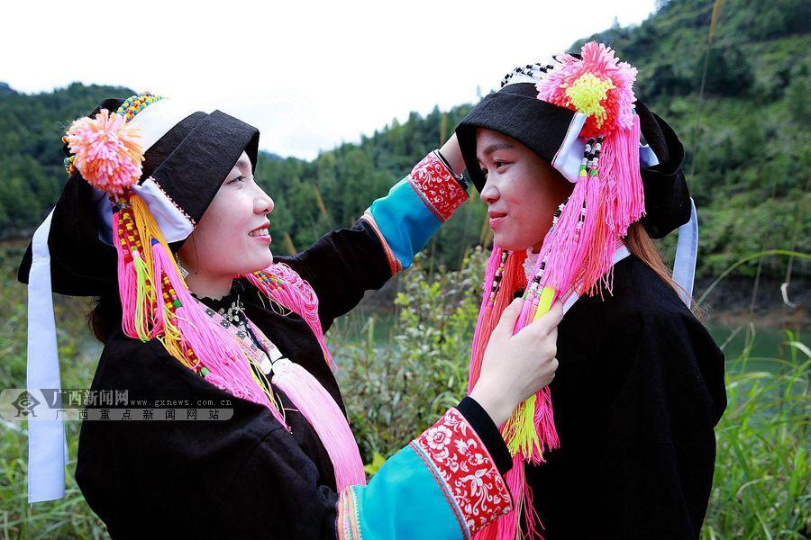 欢庆"三月三" 凌云蓝靛瑶寨歌飞扬(图)