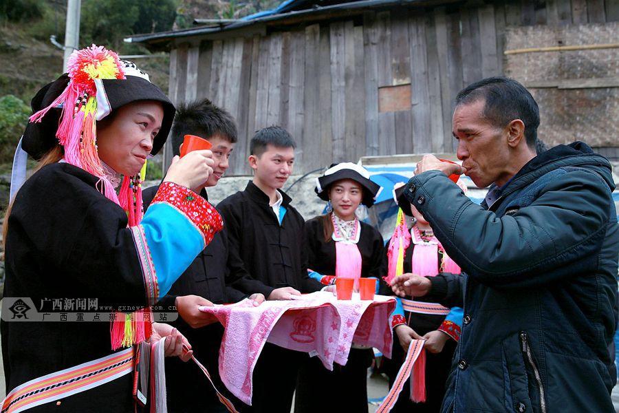 欢庆"三月三" 凌云蓝靛瑶寨歌飞扬(图)