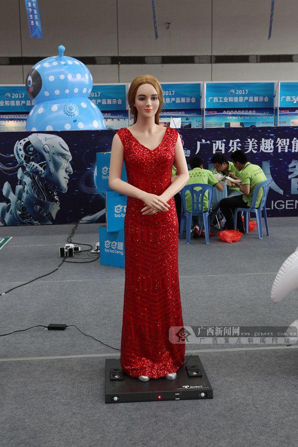这个仿真机器人能够做出如同真人一样的鞠躬动作并保持身体的平衡.