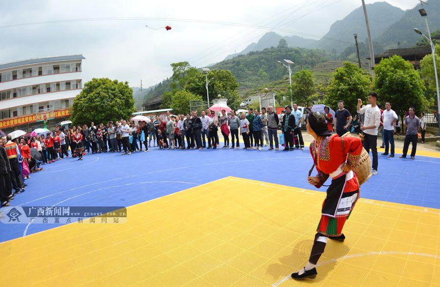 5月3日,在龙胜各族自治县马堤乡马堤村,当地群众在抛绣球.