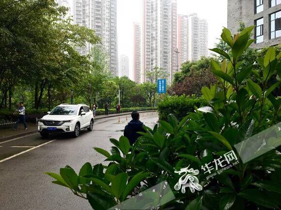 今天气温依然阴凉,早上体感温度较低.记者 石涛 摄