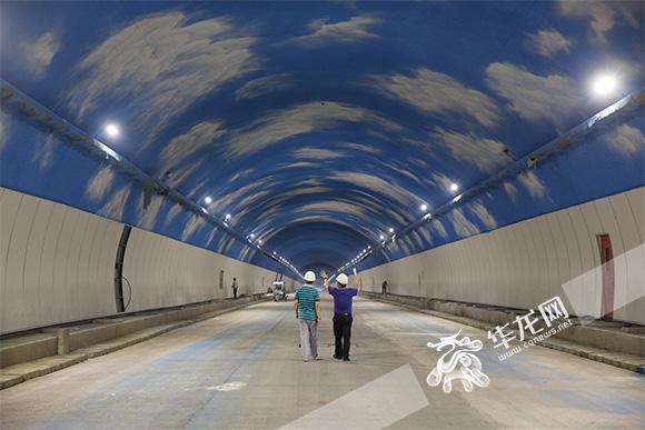 华岩隧道洞顶是"蓝天白云" 预计今年下半年通车