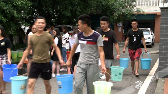 消防官兵与学生一起提水.合川消防供图,华龙网发.