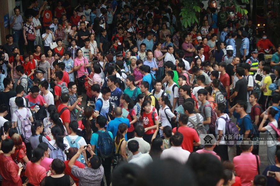 南宁市沛鸿民族中学考点门前人山人海. 广西新闻网记者 黄河畅摄