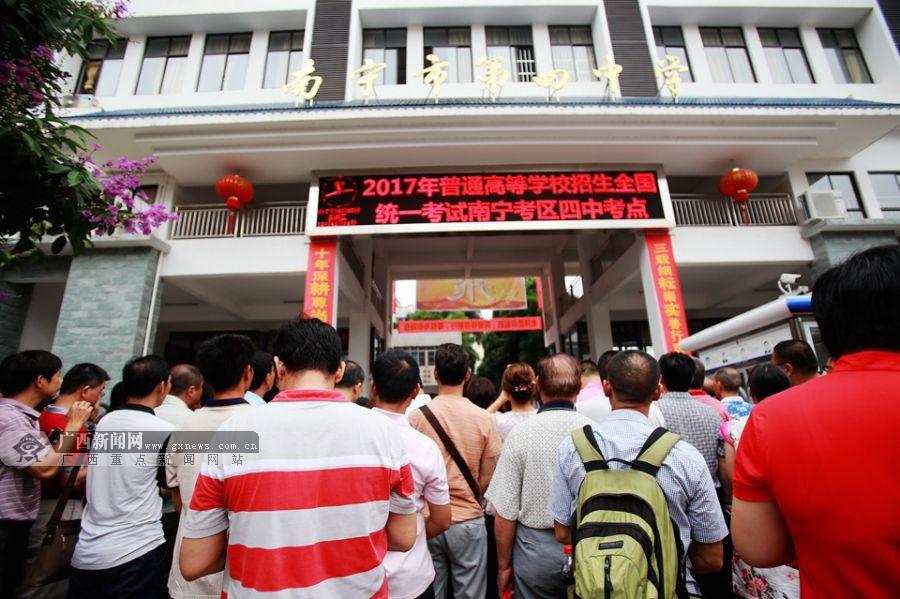 高考首日花絮:家长用手机记录孩子走出考场瞬间_媒体推荐_新闻_齐鲁网
