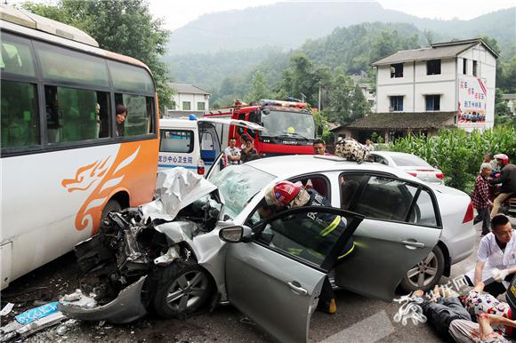 消防官兵对小轿车内的被困乘客进行救援.万州消防供图,华龙网发.