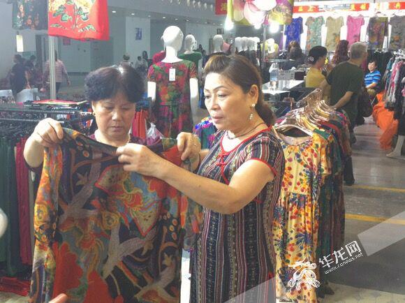 市民挑选丝绸服装南坪国际会展中心供图 华龙网发