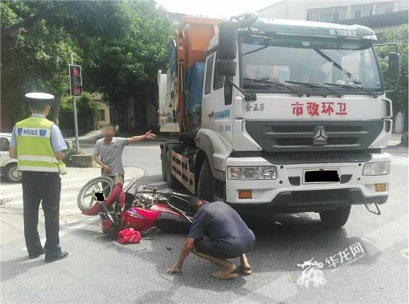 交通事故现场,环卫车驾驶员讲述事发经过.北碚交巡警供图 华龙网发