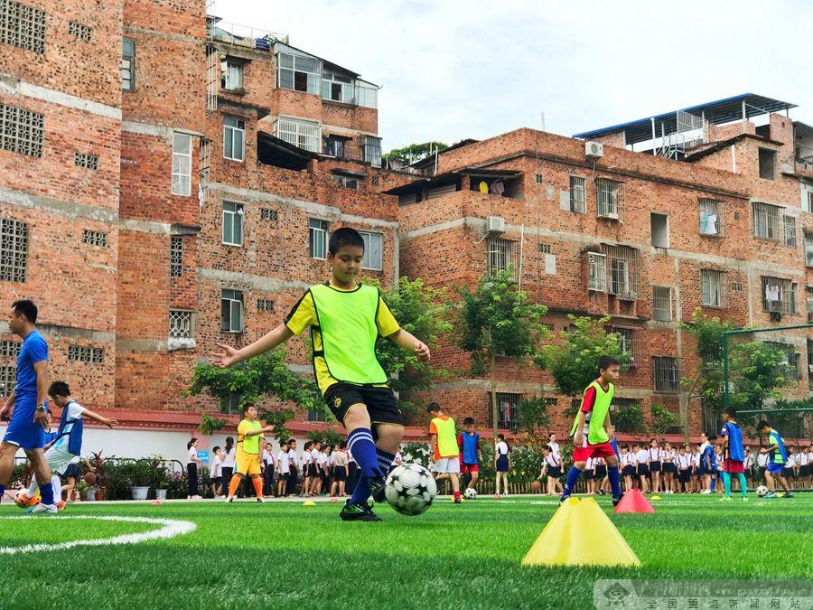 白沙小学的同学们在球场练习踢球.广西新闻网记者陈思羽 摄