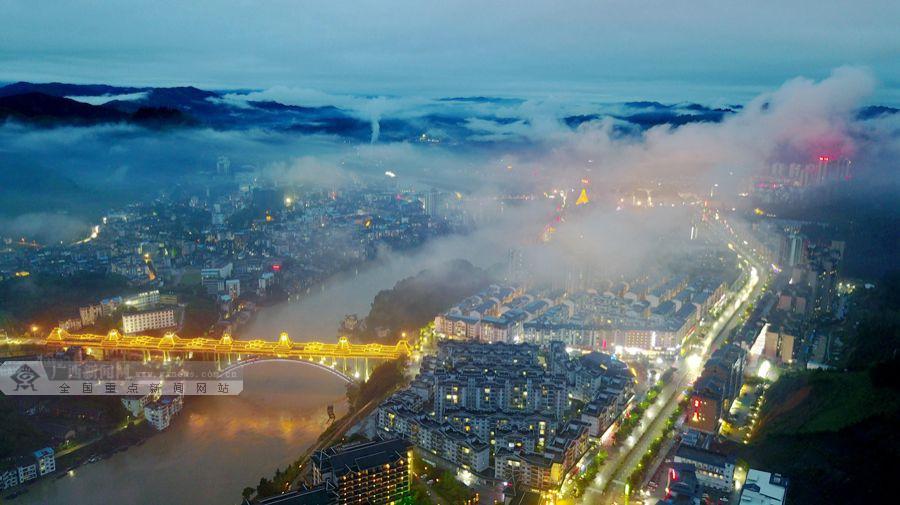 受强降雨天气影响,华灯初上的柳州市三江侗族自治县县城出现平流雾
