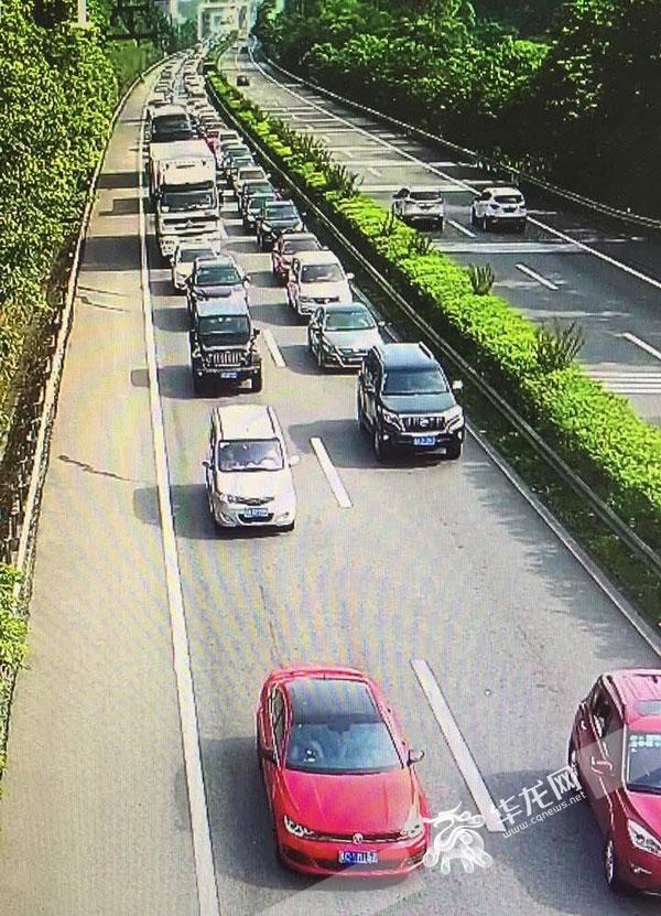 渝黔高速迎暑运高峰 一品至綦江段车辆通行缓慢