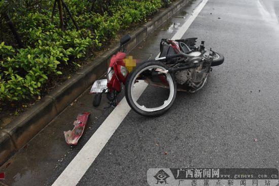 欽州輕型貨車和摩托車相撞致一死一傷圖