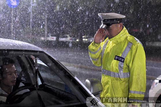 [警察故事]路面警察:默默无闻的"马路英雄"(组图)