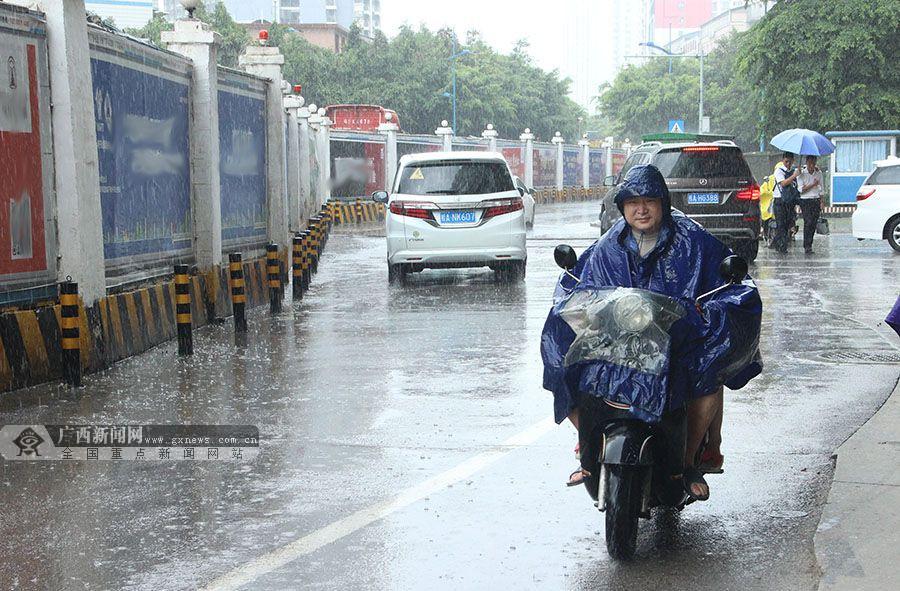 高清南宁市区突下大雨市民在雨中穿行