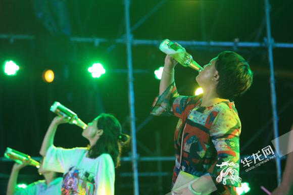 干杯朋友抖音版_抖音neo网红女朋友视频宾馆_抖音上男朋友送的零食