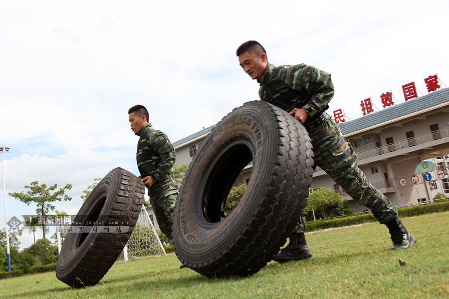 武警特战队员在进行翻轮胎训练.广西新闻网通讯员 王俞 李世近供图