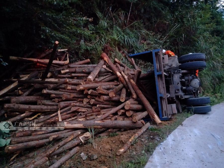 金秀:一农用货车侧翻 消防官兵紧急救援(组图)