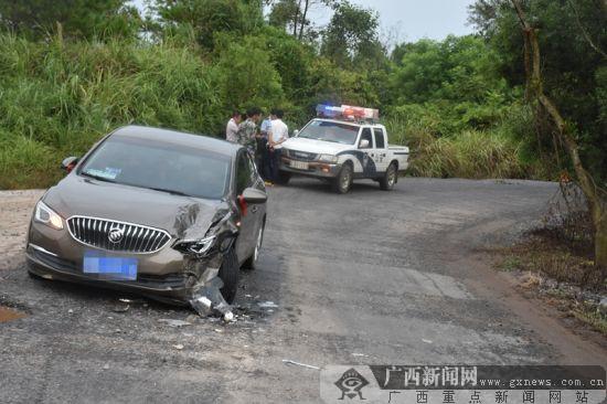 避讓坑窪路面 貨車與小車發生碰撞致一人受傷(圖)