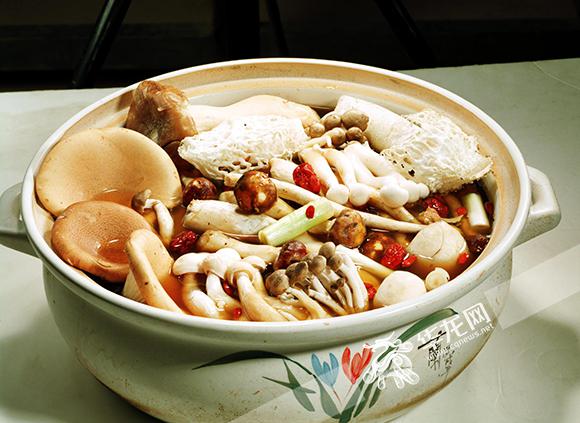 1,黔江鸡杂 重庆著名美食,"鸡杂"泛指鸡的内脏,即鸡心,鸡胗,鸡肠和