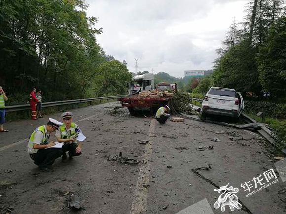 包茂高速出城方向大观段一拖挂车碰撞护栏后再撞两车 致2死8伤