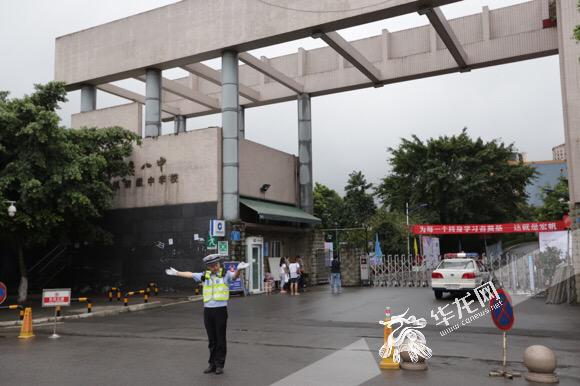 江北交巡警在宏帆八中外指挥交通,车辆通行有序.记者 李裕锟 摄