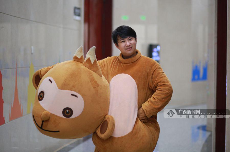 高清:记者化身东博会吉祥物"合合" 体验艰辛