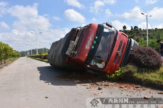 司机疲劳驾驶 大货车失控冲入隔离花带"侧躺(图)