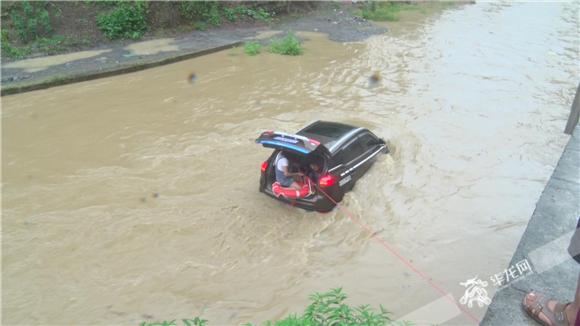越野车涉水过河被困 消防救出3人