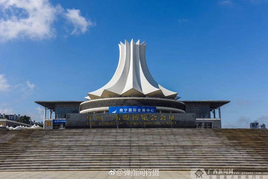 蓝天映衬下的南宁会展中心.网友供图