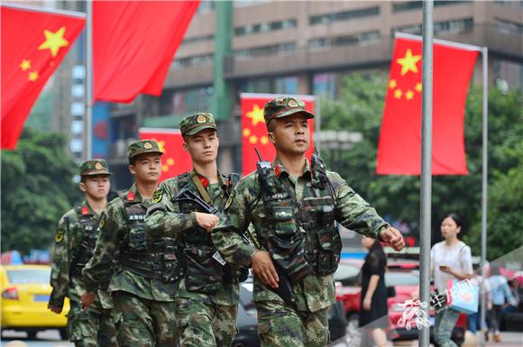 重庆武警加大城市巡逻 确保群众欢度国庆中秋长假