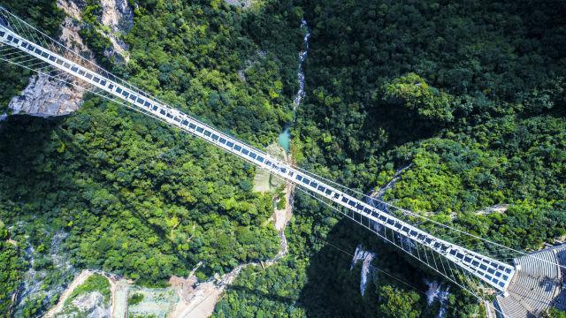 這是10月1日拍攝的張家界大峽谷玻璃橋.