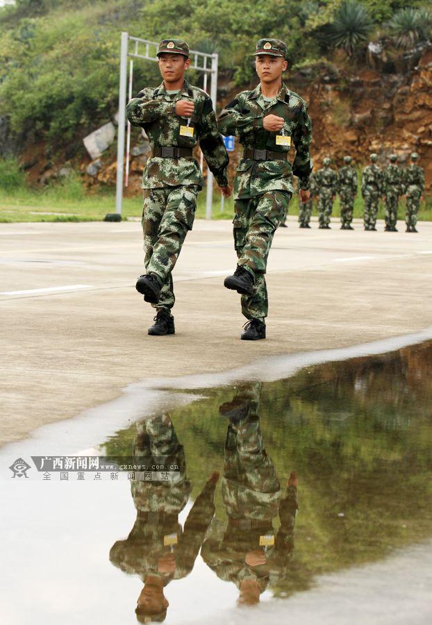 王俞)伴随着2017年夏秋季新兵"满月期"的到来,武警广西总队新兵在经过