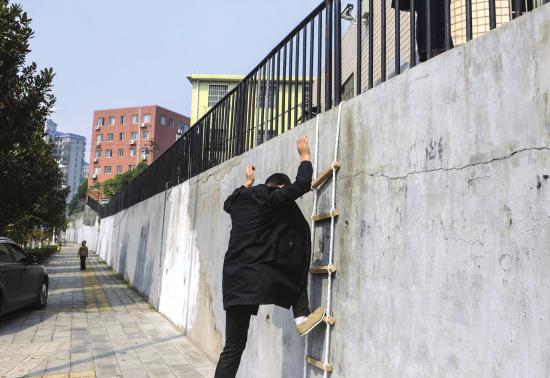 翻过两米多高的围墙可少走1.5公里;学校:会设立警示牌