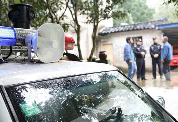 警车一边巡逻一边用喇叭广播防范提示.警方供图