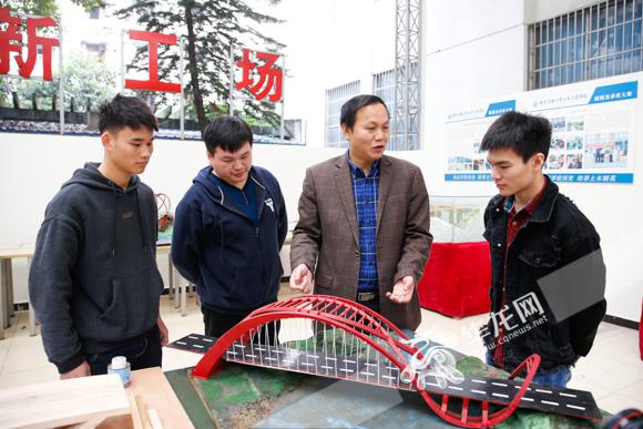 周水兴与学生们交流.记者 石涛 摄