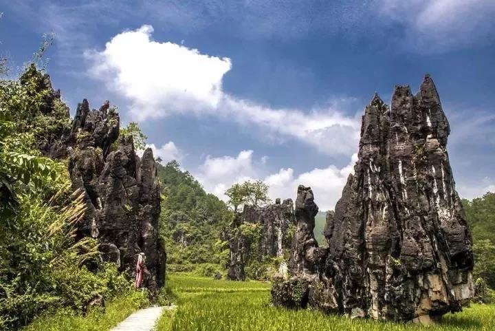 花垣縣位於湘黔渝三省接壤處的湖南西部邊陲,境內層巒疊翠,溪流