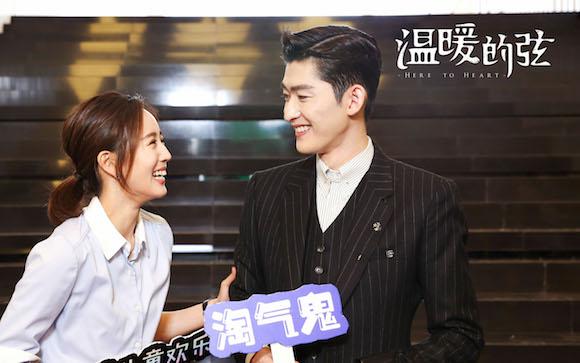 片场正在上演着商场博弈与爱情纠葛的经典片段——张翰询问张钧甯来到