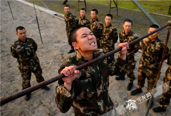 新兵正在进行体能训练石路摄 华龙网发