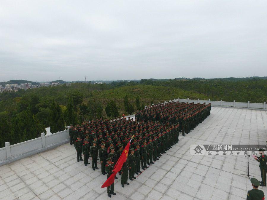 高清:向烈士纪念碑誓言 广西海警总队新兵授衔