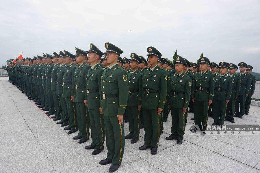 高清:向烈士纪念碑誓言 广西海警总队新兵授衔