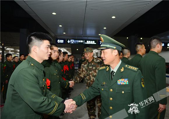 老兵珍重!武警重庆总队欢送退伍老兵光荣返乡