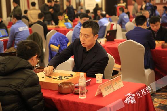 赛场上,重庆选手古力对战古灵益. 记者 刘嵩 摄