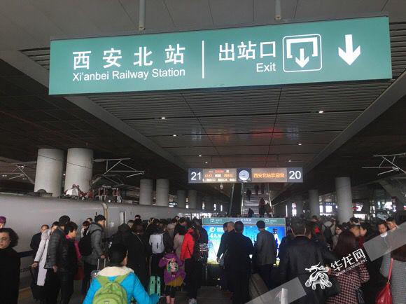 42,列车到达终点站西安北站,全程用时5小时22分钟. 记者 刘嵩 摄