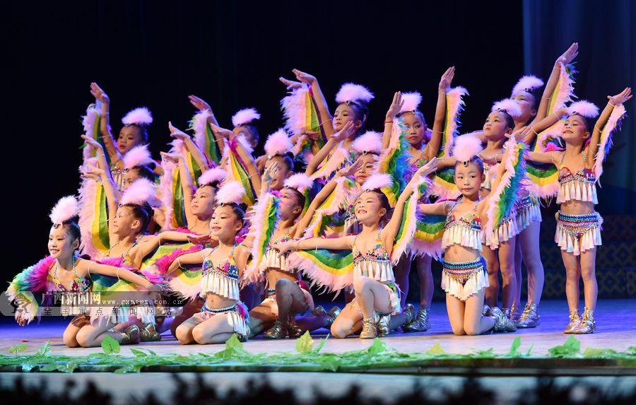 12月6日,在罗城仫佬族自治县仫佬族剧院,学生们正在表演节目.
