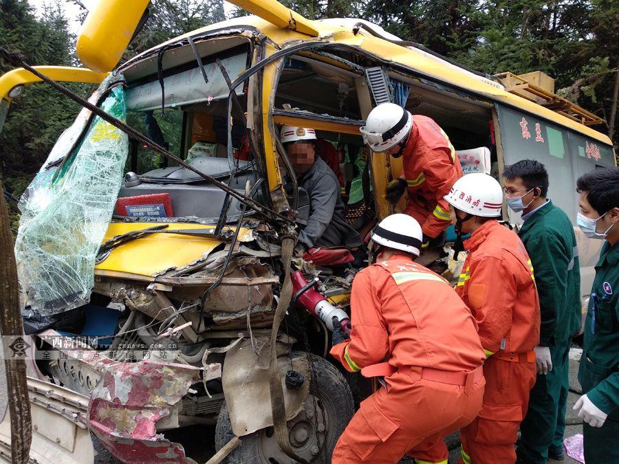 河池一客车猛撞挂车尾致5人受伤(组图)