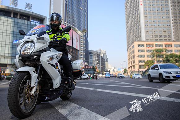 昆明骑警的摩托车型号图片